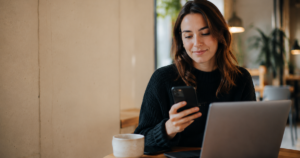 Programmatic Job Advertising aus Deutschland: eine Person schaut auf dem Smartphone eine Stellenanzeige, die über SmartReach 3.0 von stellenanzeigen.de ausgespielt wird