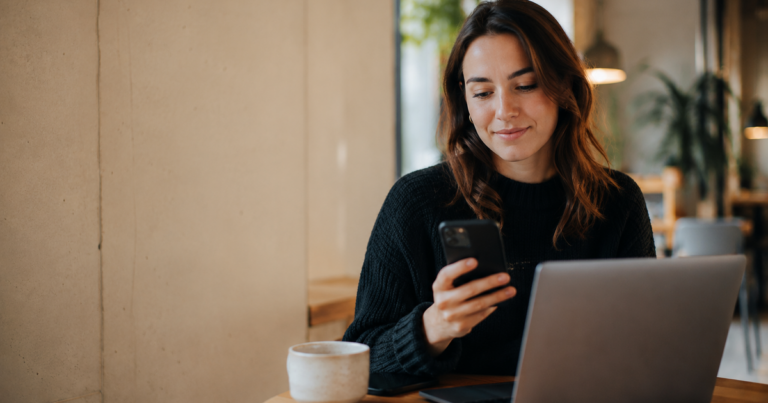 Programmatic Job Advertising aus Deutschland: eine Person schaut auf dem Smartphone eine Stellenanzeige, die über SmartReach 3.0 von stellenanzeigen.de ausgespielt wird
