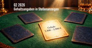 Fünf Stellenanzeigen als Spielkarten auf einem Kartentisch, nur eine liegt offen und zeigt eine Gehaltsspanne